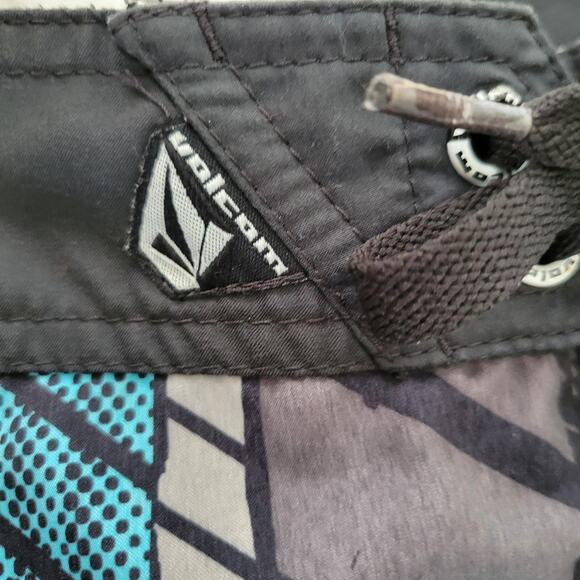 Volcom Board Shorts Men's Size 31 Swim Trunks Black Green Graphic 10" inseem - Picture 2 of 9